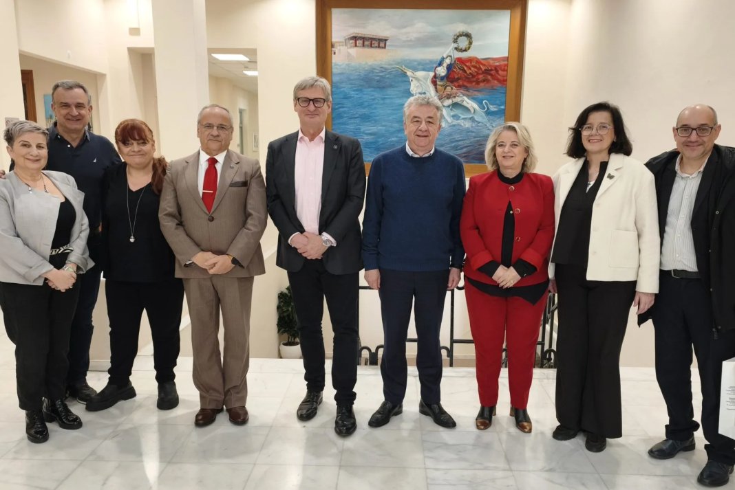 Συνάντηση στην Περιφέρεια Κρήτης με επίκεντρο το νέο «Πράσινο» Σχολείο