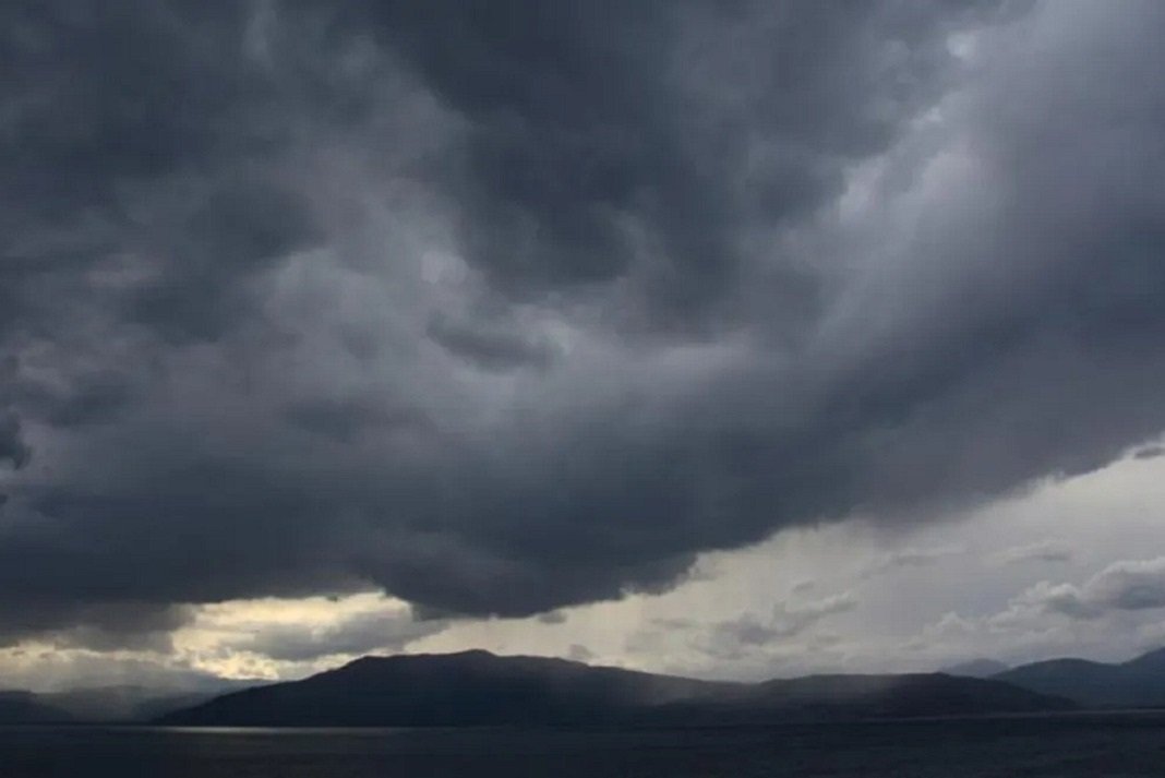 kakokairia-vroxi-synnefa