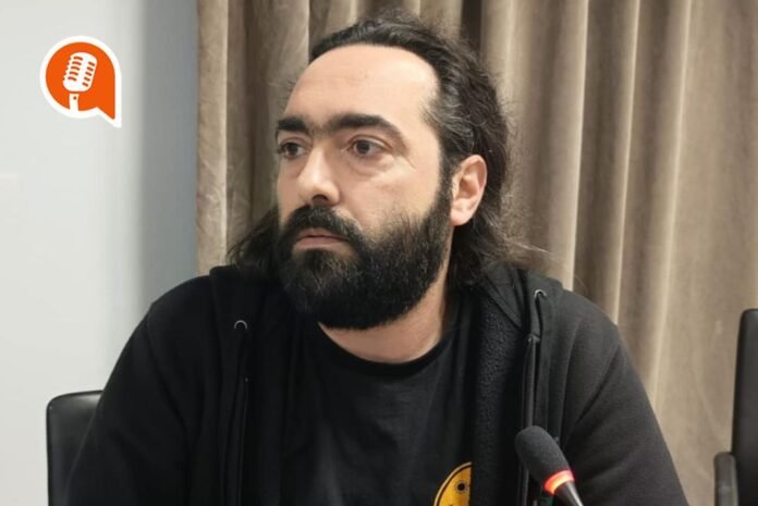 Βασίλης Οικονομάκος: «Αλλοτε πετούσαμε τους νατοϊκούς στη θάλασσα, τώρα τους παρακαλάμε να αγοράσουν ένα σουβλάκι»