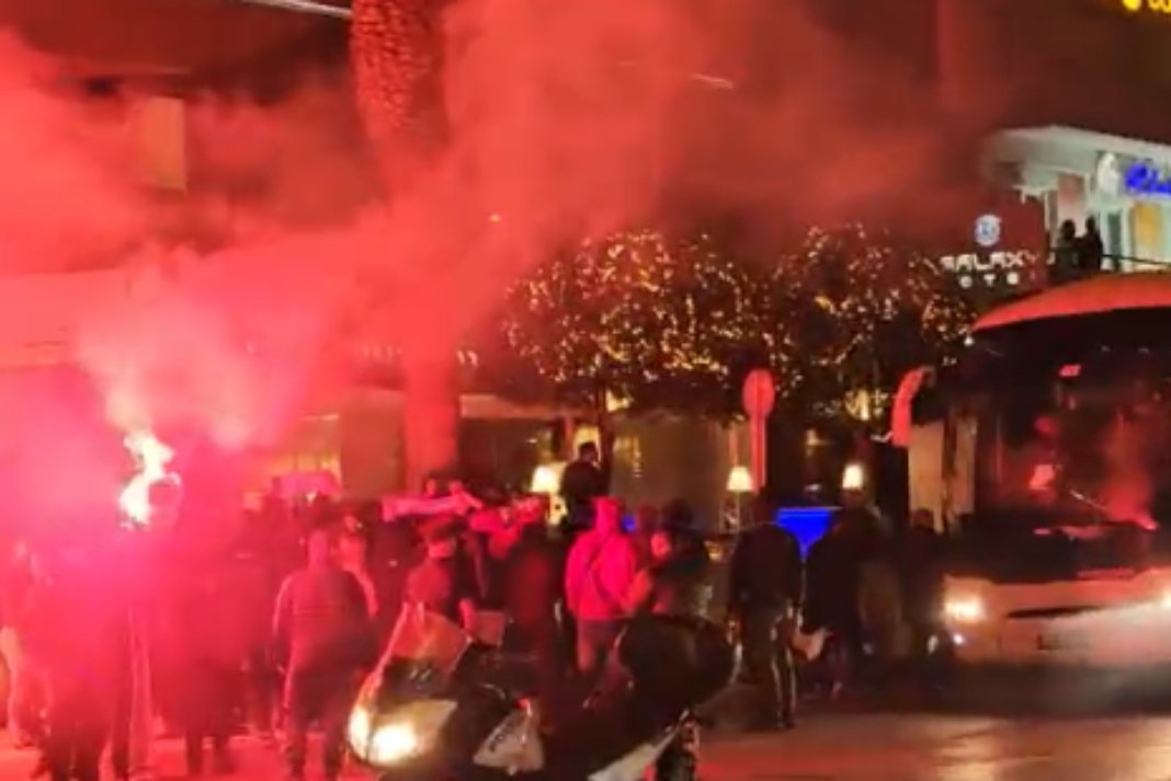 Ηράκλειο: Αποθέωση της αποστολής του Ολυμπιακού ενόψει του αγώνα με τον ΟΦΗ