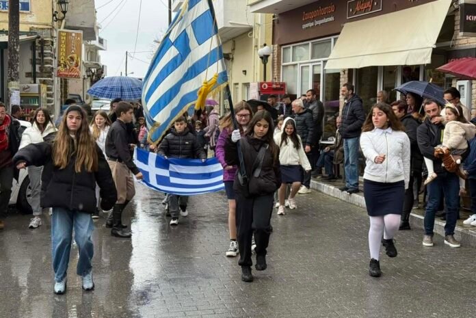 Δήμος Βιάννου: Οι μαθητές παρέλασαν καταχειροκροτούμενοι υπό βροχή, σκορπώντας ρίγη συγκίνησης και υπερηφάνειας