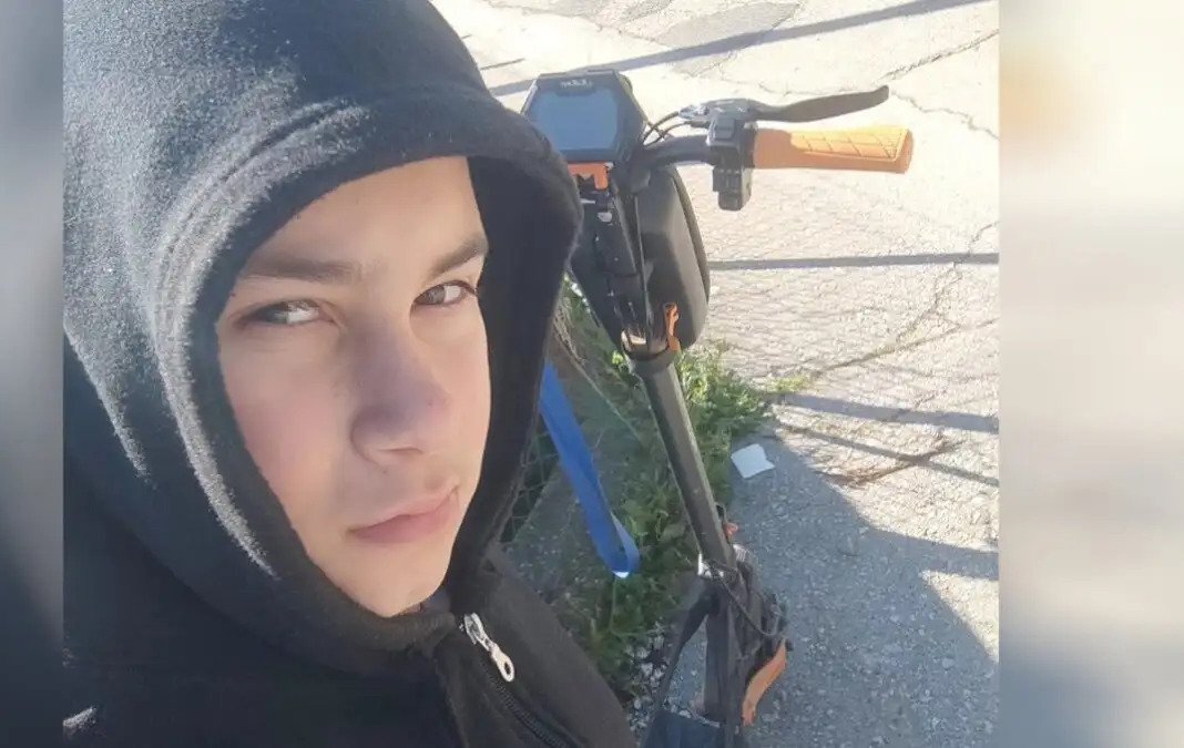 Ηλεία: Συγκλονίζει η γιαγιά του 13χρονου που σκοτώθηκε σε τροχαίο με πατίνι – «Χάσαμε το παιδάκι μας, ήταν η κακιά η ώρα»