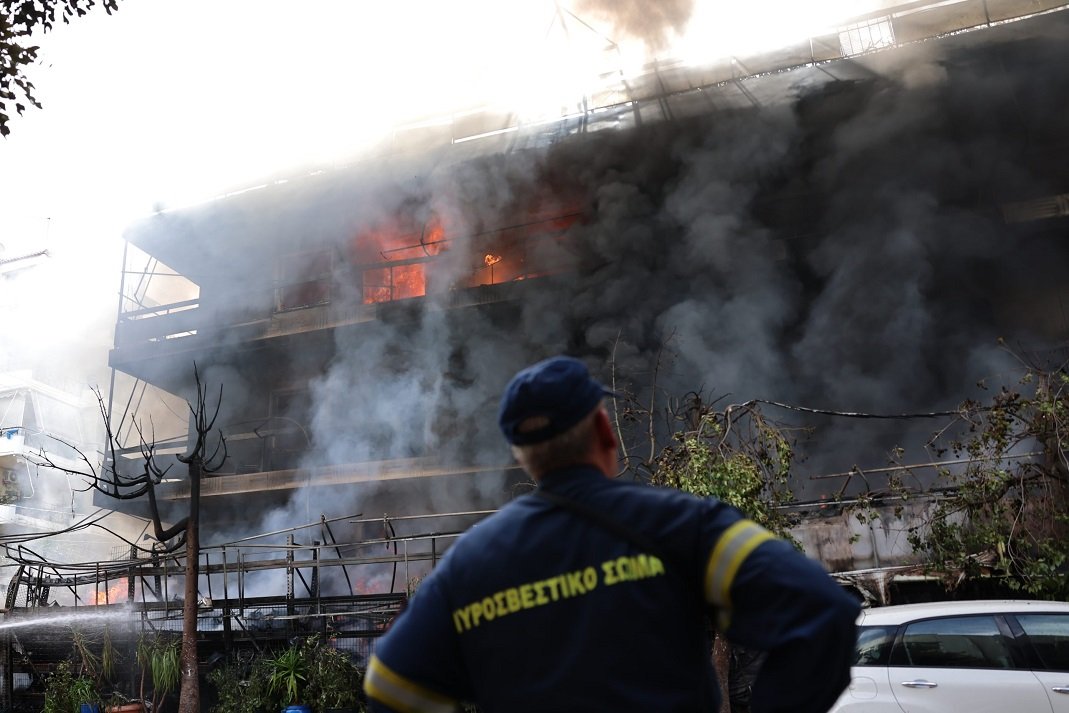 Επεκτάθηκε σε πολυκατοικία η φωτιά που ξέσπασε σε κατάστημα με ανταλλακτικά στο Ίλιον