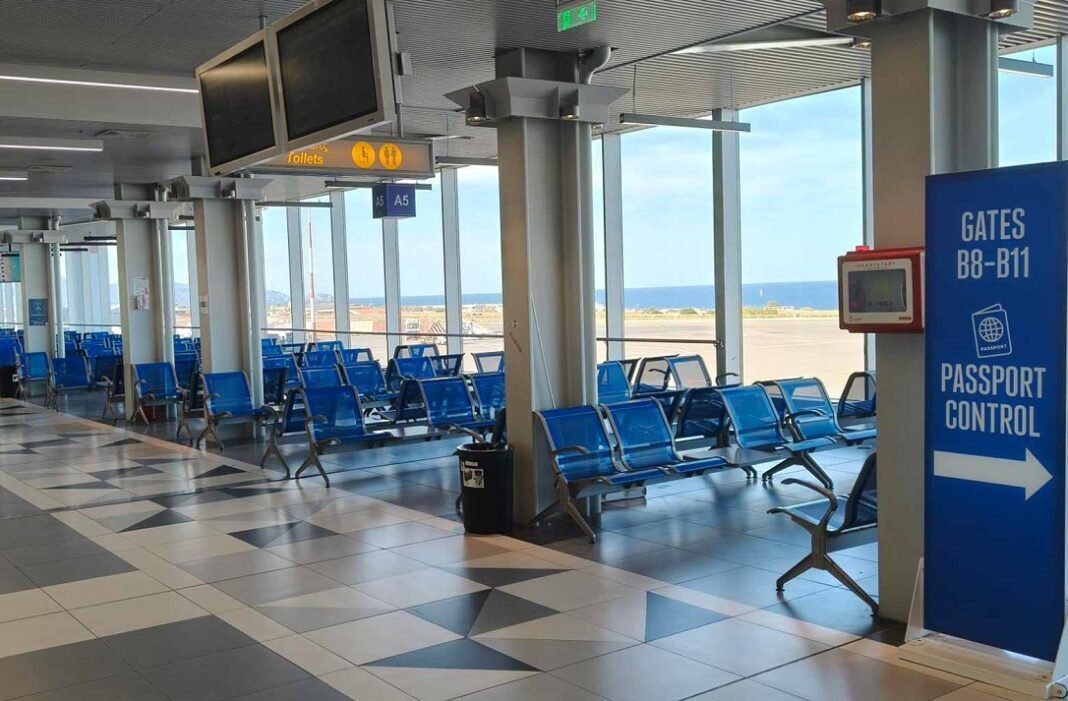 Αναστάτωση σε πτήση τα ξημερώματα σήμερα προς Ηράκλειο – Στο νοσοκομείο δύο μαθητές λόγω μέθης