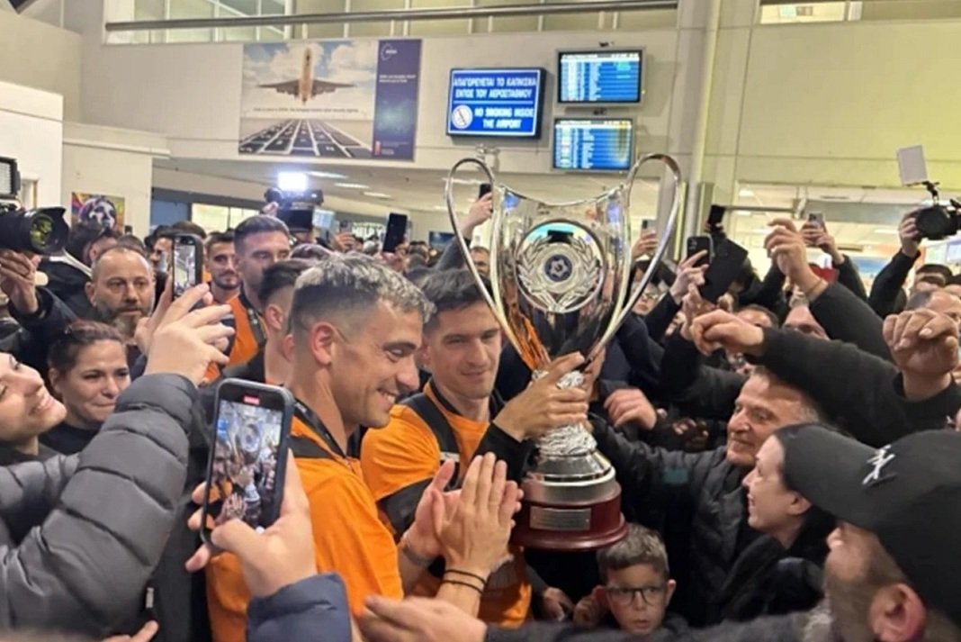 Υποδοχή ηρώων στο αεροδρόμιο