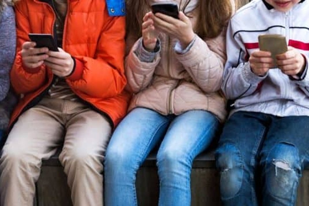 anisixitiki auksisi ton-social media