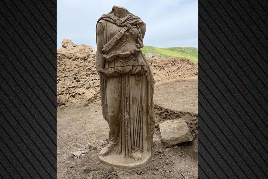 Ανακαλύφθηκε ακέφαλο μαρμάρινο άγαλμα της θεάς Αθηνάς στην αρχαία ελληνική πόλη της Λαοδίκειας στην Τουρκία