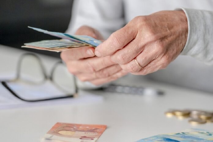 Χωρίς οικονομικά κριτήρια η ενίσχυση των 400 ευρώ σε 2.2 εκατ. συνταξιούχους