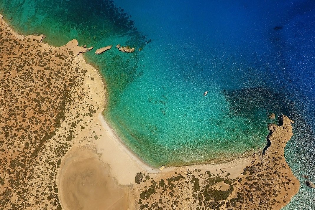 autes einai oi apatites paralies