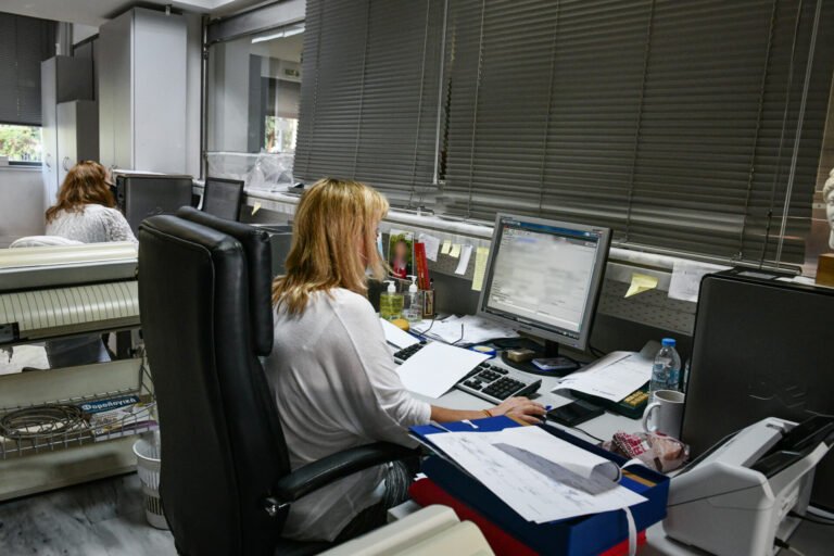 Τέλος σε 25 βασικά δικαιολογητικά: Με μία υπεύθυνη δήλωση απλοποιούνται οι συναλλαγές με το Δημόσιο