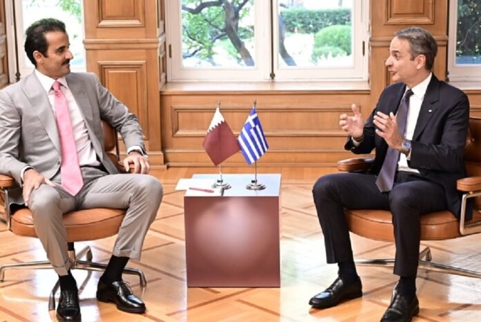 Ενίσχυση ελληνο-καταρινών σχέσεων και διεθνής συνεργασία στο επίκεντρο της συνάντησης Μητσοτάκη – Εμίρη του Κατάρ