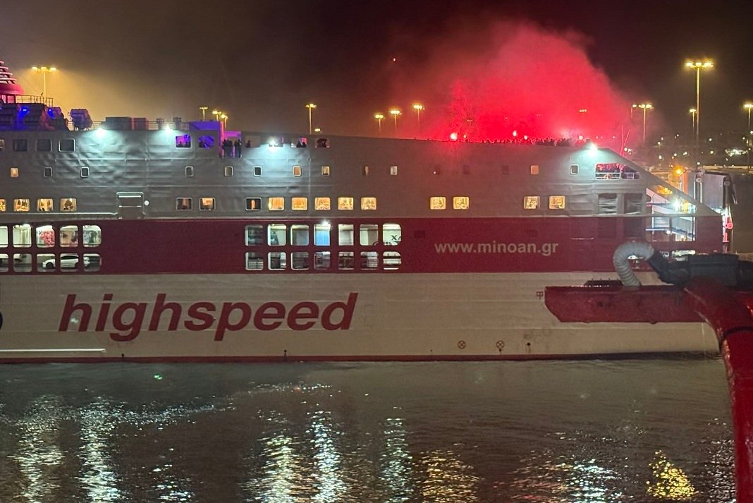 Ατμόσφαιρα... γηπέδου στα πλοία της γραμμής.