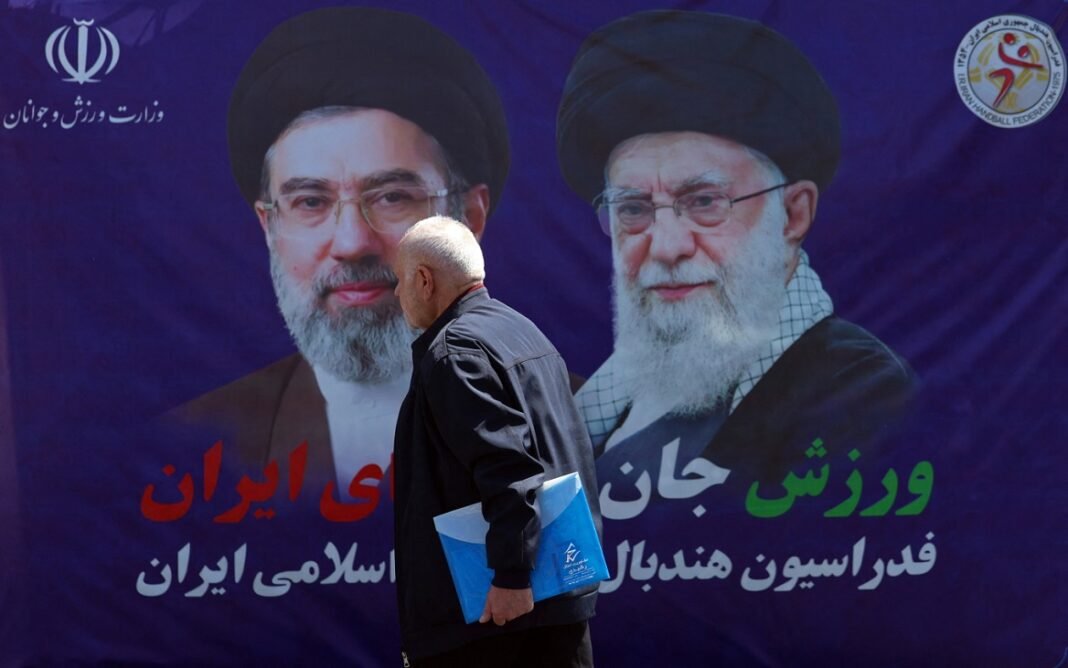 Ο άφαντος Αγιατολάχ και οι Φρουροί της Επανάστασης που κυβερνούν το Ιράν