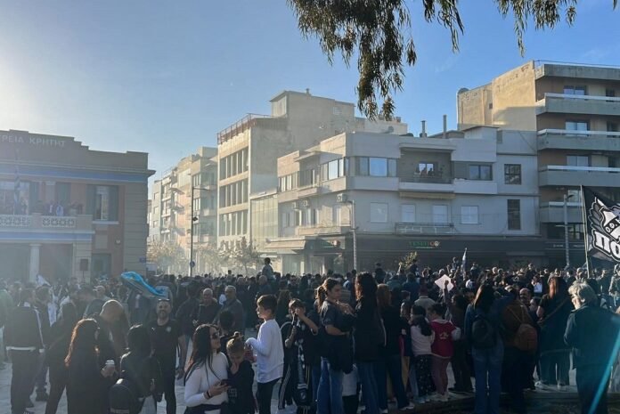 Οι φίλοι του ΟΦΗ περιμένουν το πούλμαν στην Πλατεία Ελευθερίας (Videos)