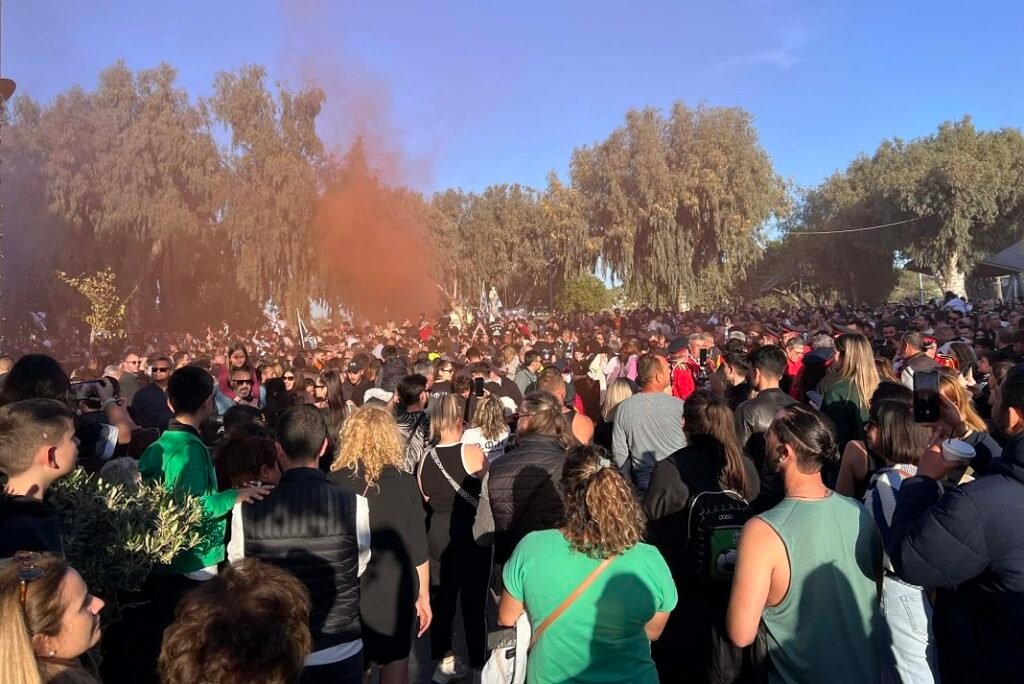 Ο κόσμος περιμένει τους Κυπελλούχους στην Πλατεία Ελευθερίας