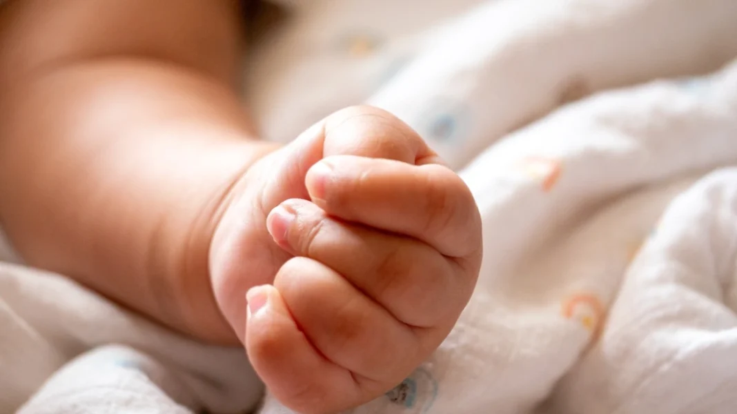 Σοκάρουν τα στοιχεία για την κακοποίηση βρέφους στον Πύργο: Στη φυλακή η μητέρα και ο σύντροφός της