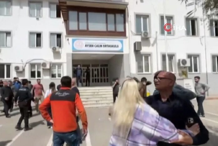 tourkia pyrovolismoi se sxoleio