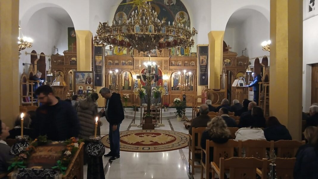 Στην αναγέννηση της φύσης, Εκείνος κρεμάται επί ξύλου