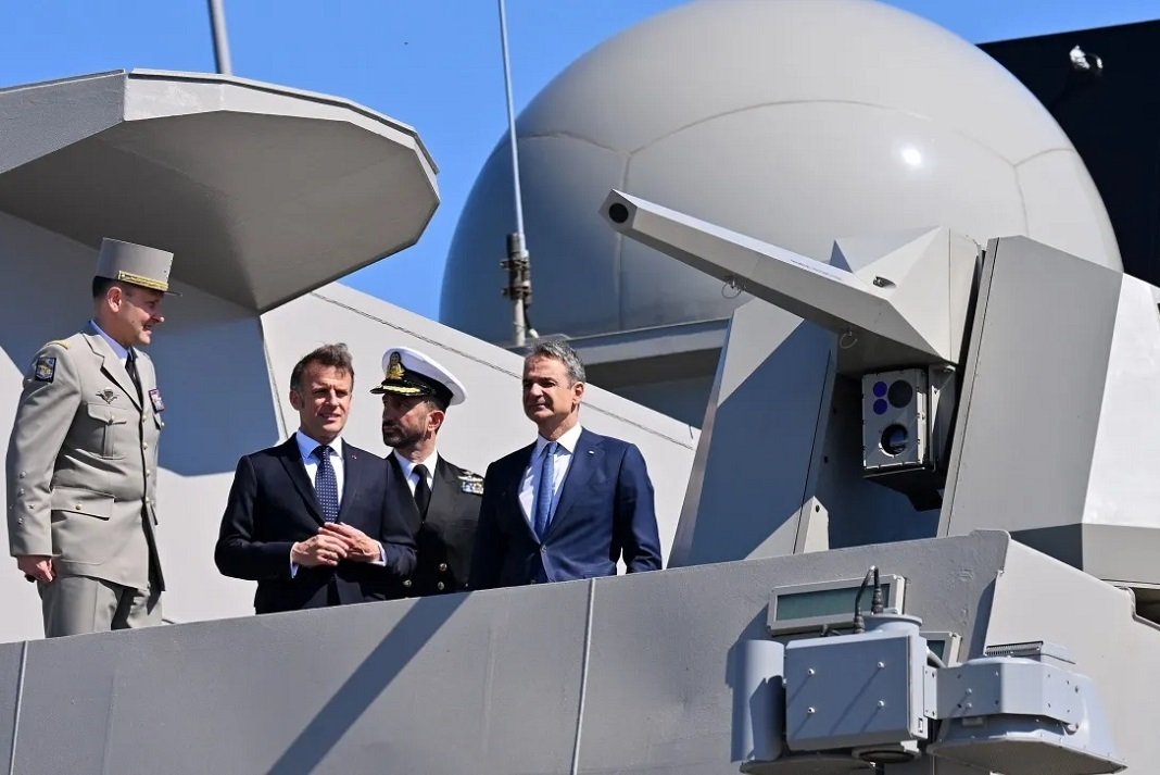 Μητσοτάκης και Μακρόν στη φρεγάτα «Κίμων»: Η επιθεώρηση και η θερμή υποδοχή