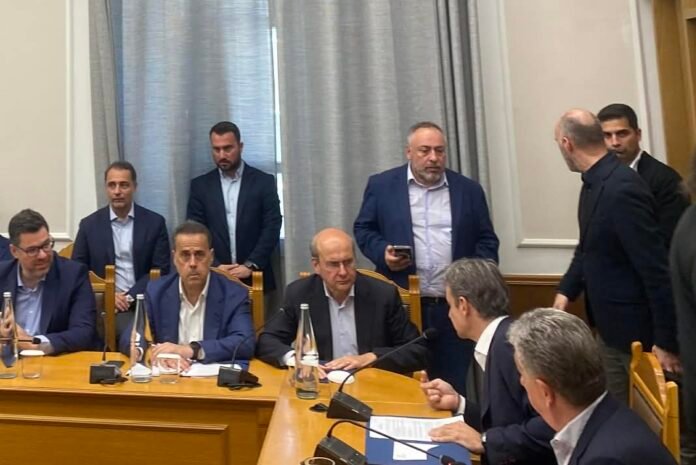Στην Περιφέρεια ο Κυριάκος Μητσοτάκης