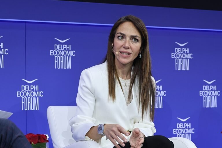 Δόμνα Μιχαηλίδου: Αναγκαίο σαφές πλαίσιο για την Τεχνητή Νοημοσύνη - Στόχος η εκπαίδευση γονέων για την προστασία των ανηλίκων από εθιστικές συμπεριφορές