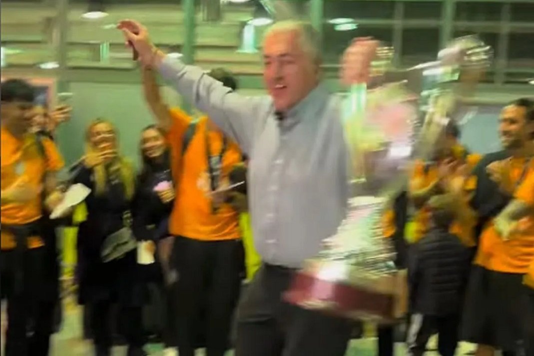 Χόρεψε τη... ζεϊμπεκιά του ο πρόεδρος του ΟΦΗ.