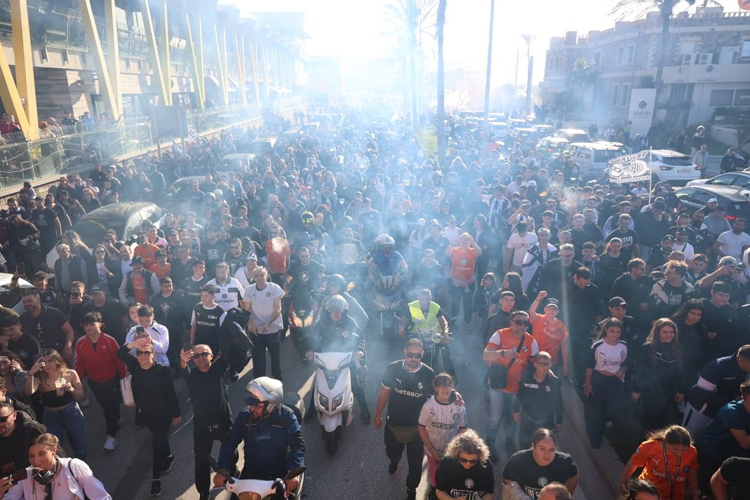 Γιορτή νίκης για τον ΟΦΗ: Χιλιάδες κόσμου αποθεώνει τους Κυπελούχους που πραγματοποιούν παρέλαση στην πόλη!