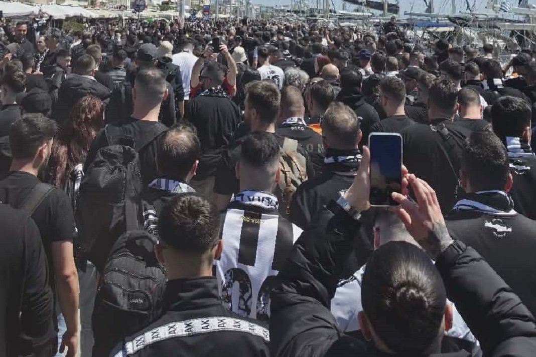 Εντυπωσιακή ατμόσφαιρα από τους φίλους του ΟΦΗ στο Βόλο.