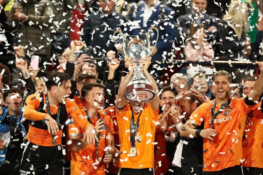 Η πτήση της επιστροφής και η αποθέωση...