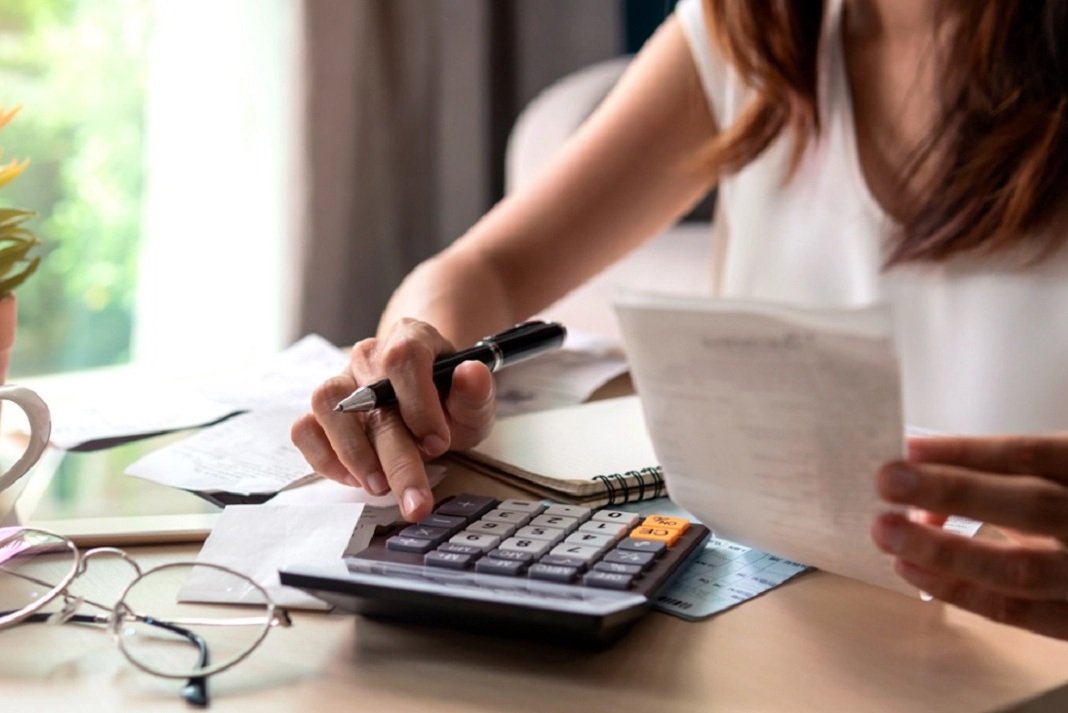 Τα νέα όρια, τα ποσά και τα «ψιλά γράμματα» για συντάξεις, ενοίκια και οικογένειες με παιδιά