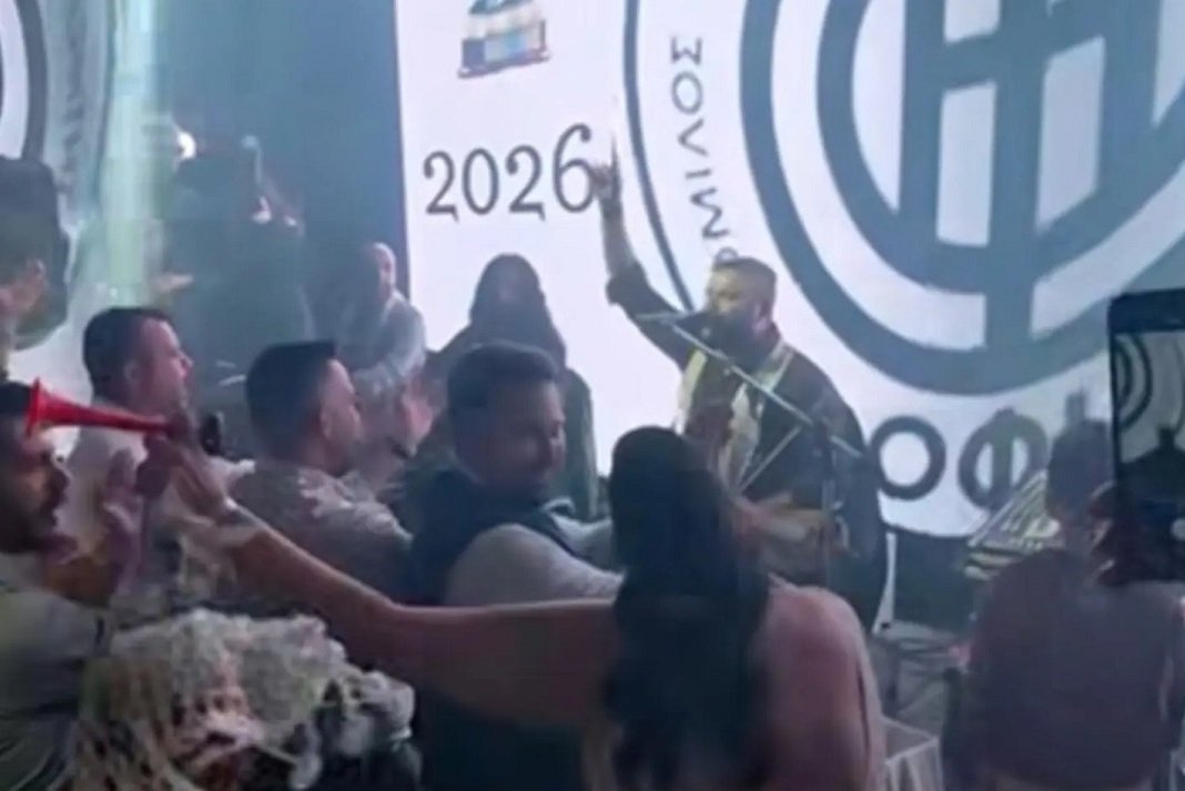 Η νύφη πανηγυρίζει με το «Ανάψαμε φωτιά και μεγαλώνει» στο γάμο της! (Video)