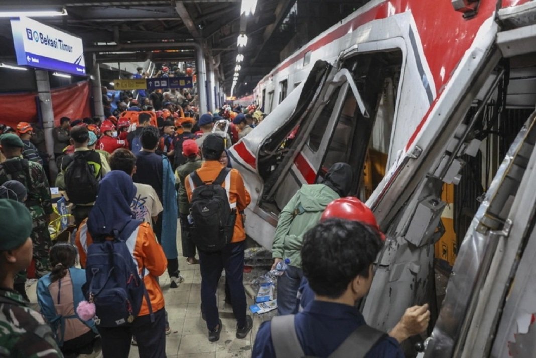 Σιδηροδρομική τραγωδία στην Ινδονησία: Τουλάχιστον 14 νεκροί και 81 τραυματίες, αγωνία για τους εγκλωβισμένους