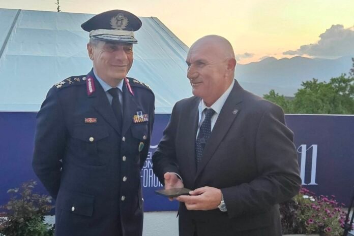 Στην... πρώτη γραμμή πάντα ο κ. Σπυριδάκης