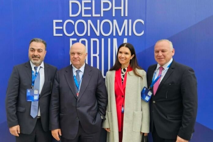 sto oikonomiko foroum ton delphon