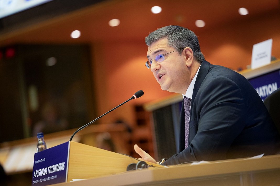 Απ. Τζιτζικώστας: «Η ΕΕ διαθέτει επαρκή ποσότητα καυσίμων για αεροδρόμια και αεροσκάφη για το επόμενο διάστημα»