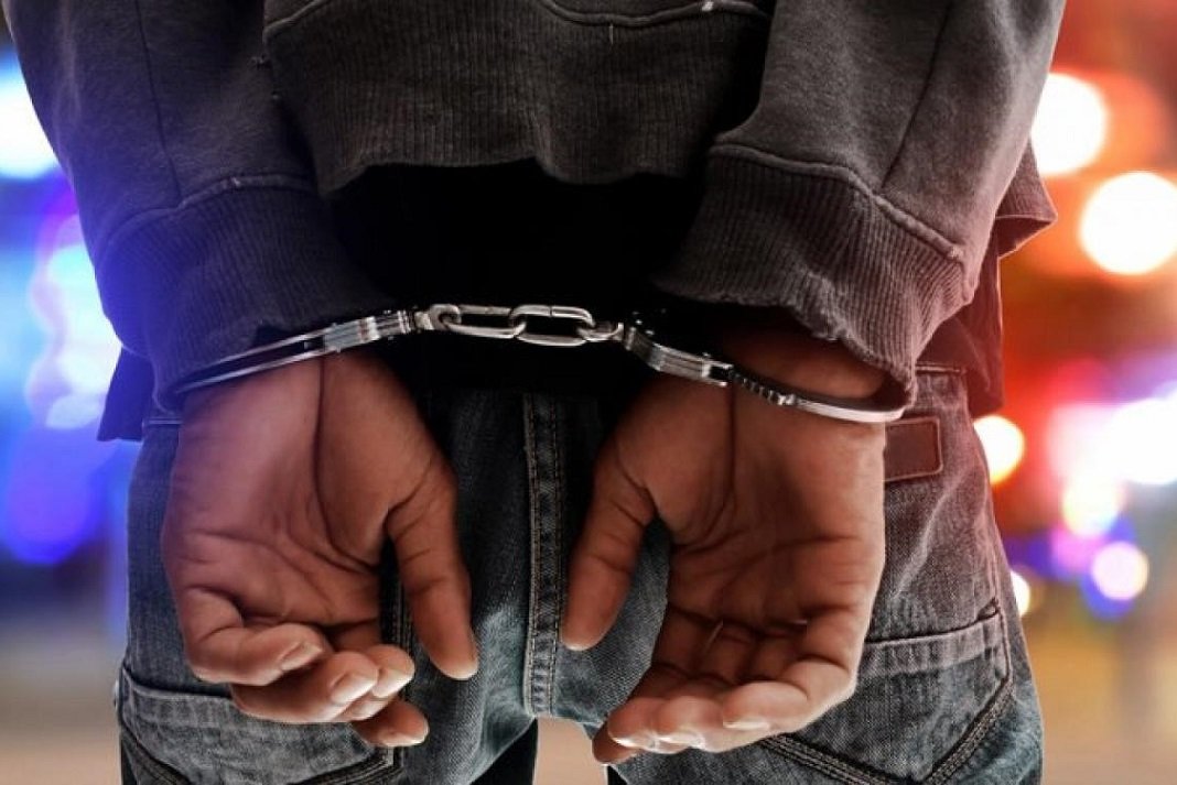 Χειροπέδες για όπλα, κοκαΐνη και ναρκωτικά