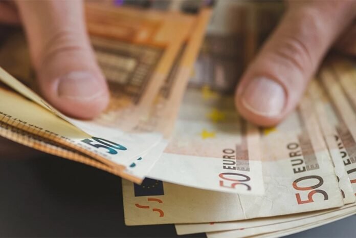 Μετρητά χωρίς ATM: Αναλήψεις από καταστήματα και καφενεία – Το νέο σχέδιο για την επαρχία