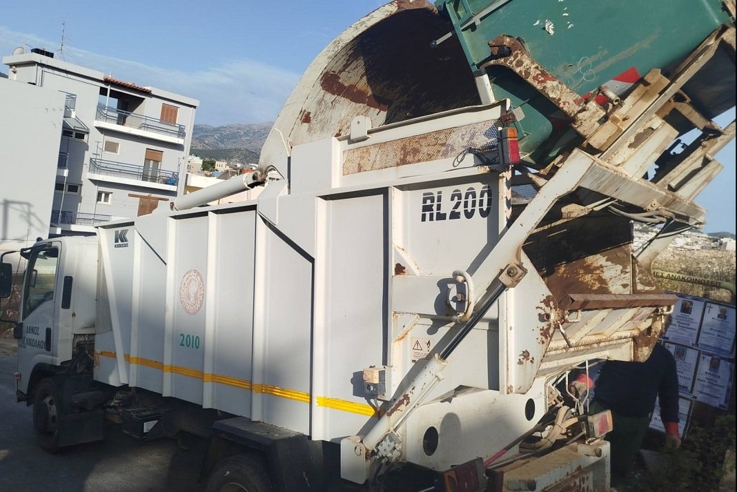 Ο Δήμος Αγίου Νικολάου ενημερώνει τους δημότες ότι οι δυσκολίες που παρατηρήθηκαν το τελευταίο διάστημα στην αποκομιδή απορριμμάτων σε σημεία της πόλης του Αγίου Νικολάου οφείλονται κυρίως σε επαναλαμβανόμενες βλάβες των μικρών απορριμματοφόρων, λόγω της παλαιότητας του στόλου των οχημάτων.