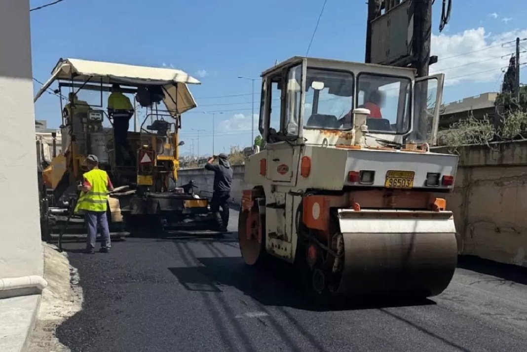 Εργασίες ασφαλτόστρωσης στη συμβολή των οδών Παπαναστασίου και Εθνομαρτύρων από το Δήμο Ηρακλείου