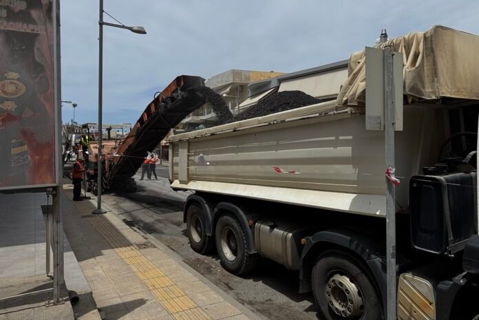 Σε εξέλιξη εργασίες φρεζαρίσματος και ασφαλτόστρωσης στην Λ. Παπαναστασίου