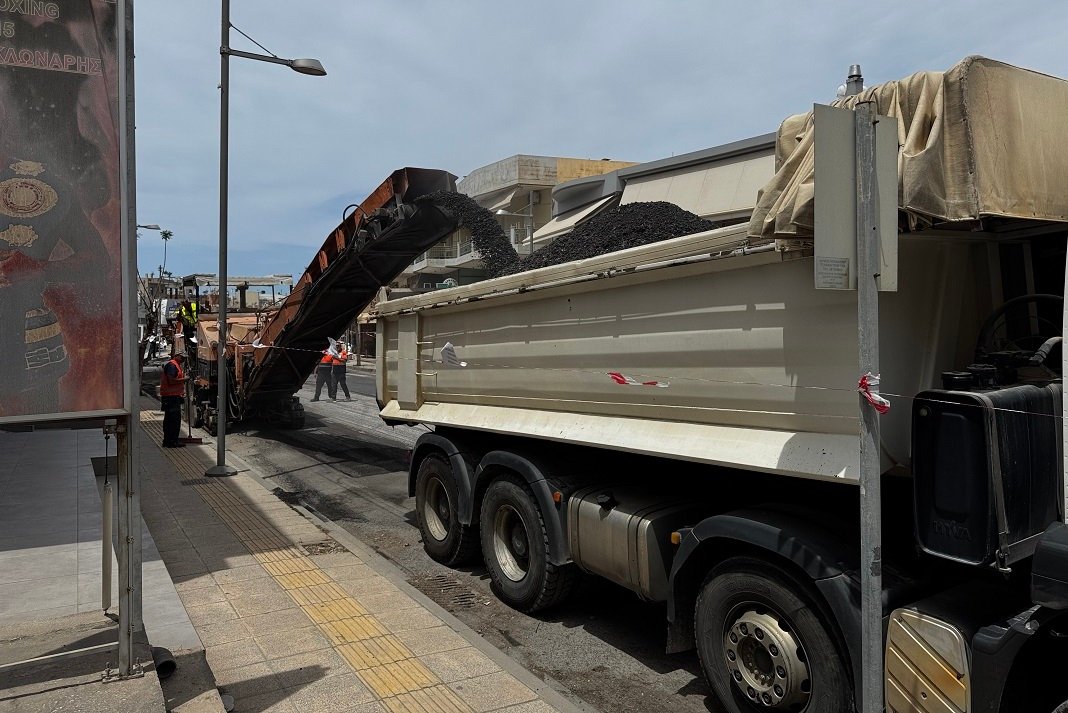 Σε εξέλιξη εργασίες φρεζαρίσματος και ασφαλτόστρωσης στην Λ. Παπαναστασίου