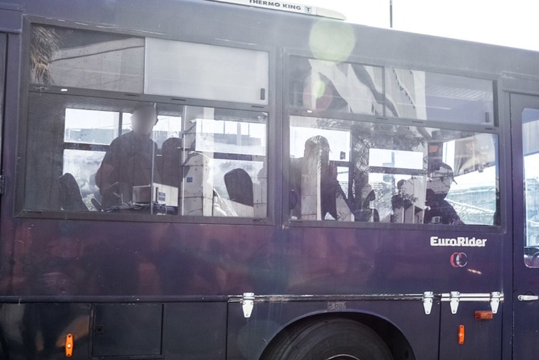 Στη φυλακή 6 από τους κατηγορούμενους για τη ληστεία σε τράπεζα στην Κάτω Τιθορέα – Επεισόδια στην Ευελπίδων
