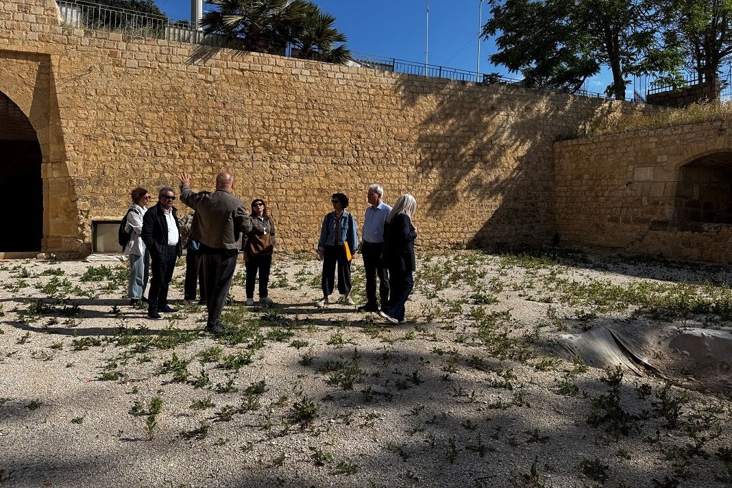 Αυτοψία στο έργο δημιουργίας Μόνιμης Έκθεσης Ενθυμημάτων Εθνικής Αντίστασης στη Στοά Μακάσι από τον Αλέξη Καλοκαιρινό