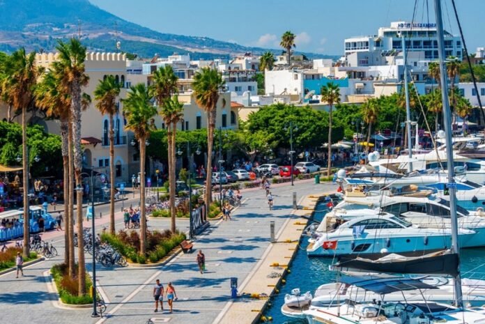 Νέο χωροταξικό για τον τουρισμό: Όρια στη δόμηση, «κόφτης» στις κλίνες και κανόνες για Airbnb, ΑΠΕ και «κυριλέ» κατασκήνωση