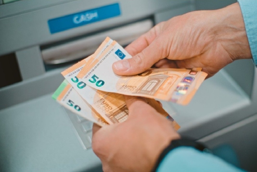 Καταναλωτικά δάνεια: Πλαφόν στο κόστος και τέλος στις υπερβολικές χρεώσεις έως 100.000 ευρώ