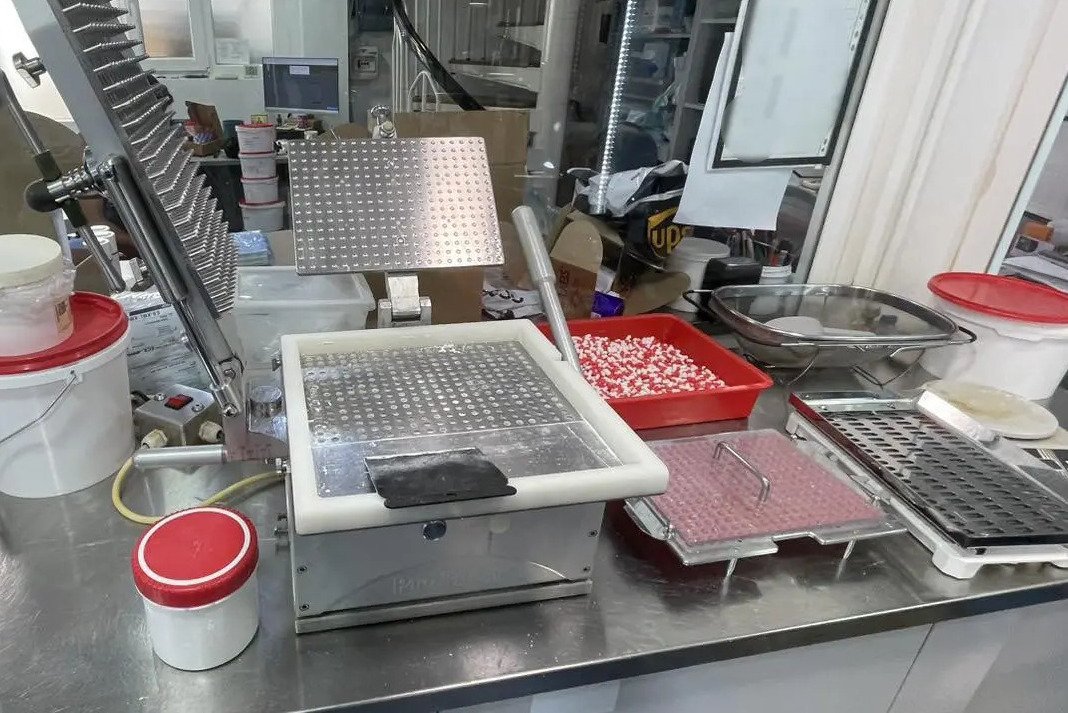 Κύκλωμα στο Χαλάνδρι παρασκεύαζε παράνομα φαρμακευτικά σκευάσματα και ουσίες ντόπινγκ – Συνελήφθησαν 14 άτομα – ΒΙΝΤΕΟ