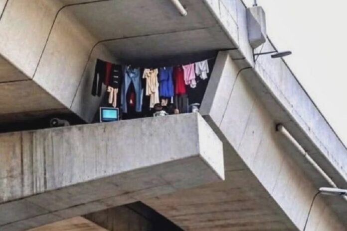 Όταν οι ρομά έχουν…φαντασία! Μπουγάδα κάτω από τη γέφυρα…