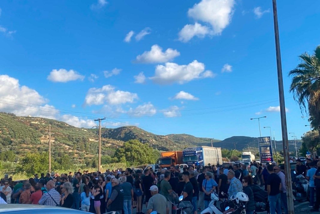 Έκλεισαν το δρόμο Ηράκλειο – Μεσαρά οι κάτοικοι που διαμαρτύρονται για τη δομή στο πρώην εργοστάσιο Σκουλούδη- Επικρατεί ένταση! (Φωτο)