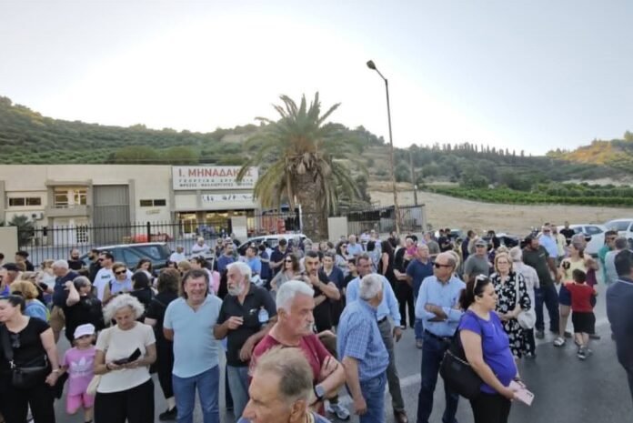 Αναστάτωση στη Σταυρακιανή Καμάρα: Κινητοποίηση κατά της δομής στου Σκουλούδη – Έκλεισαν για λίγο το δρόμο…