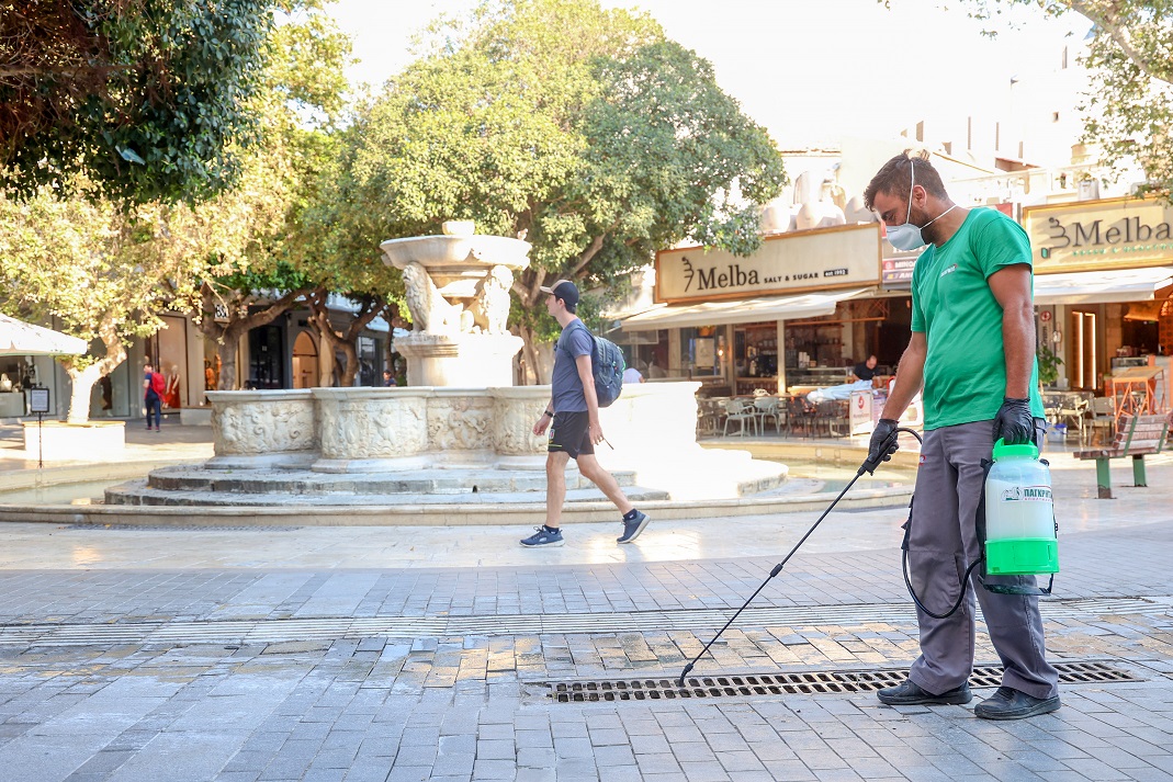 Συνεχίζεται με εντατικούς ρυθμούς η απεντόμωση και απολύμανση σχαρών και φρεατίων από τη ΔΕΥΑΗ